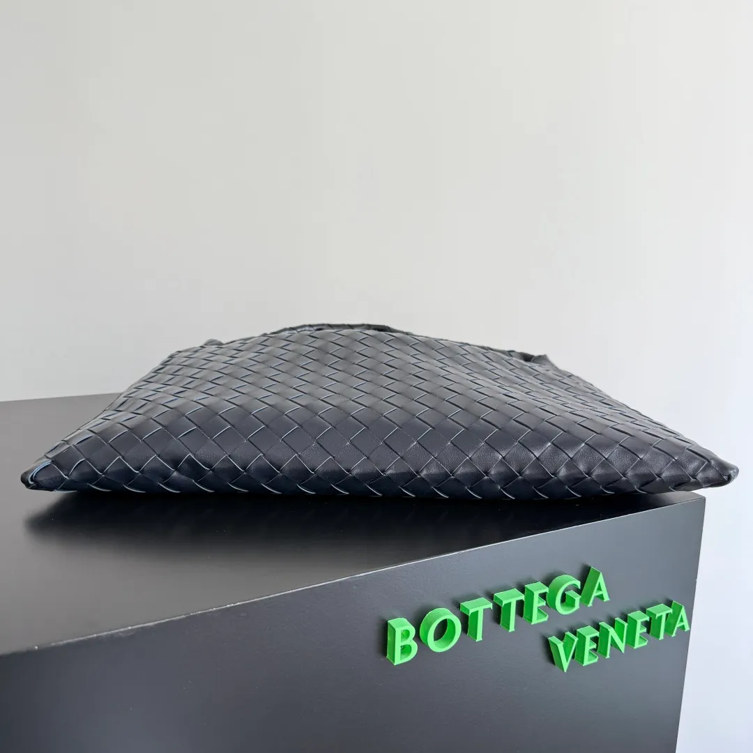 Batch 1960 It seems that this bag from BV has been popular recently ~ The new Hop is really not too beautiful. The whole bag has no seams. The bag body and handles are made of one piece of leather. It reflects the style and essence of Bottega Veneta. It truly represents craftsmanship and creativity. The large size has a very loose and lazy upper body. Big bag lovers will definitely not regret buying it. Style number: 796262 Size: 46*21*10cm